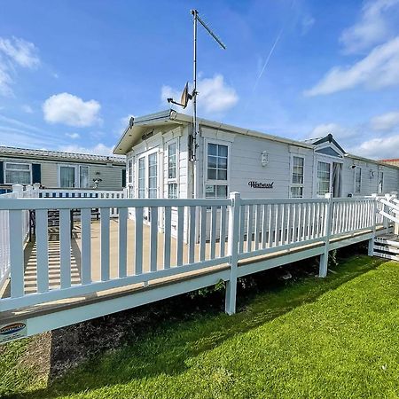 Lovely Caravan With Large Decking At Naze Marine Holiday Park Ref 17306Br Walton-on-the-Naze Exterior foto