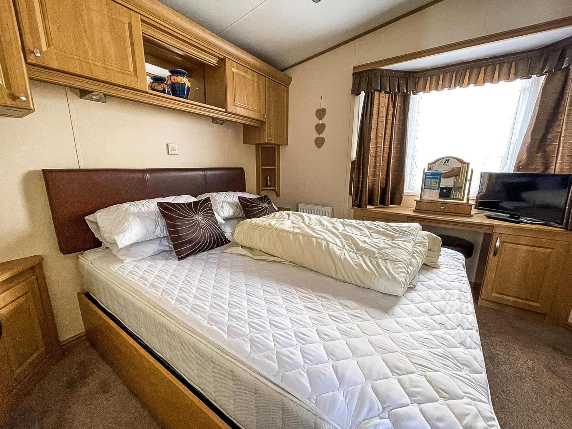 Lovely Caravan With Large Decking At Naze Marine Holiday Park Ref 17306Br Walton-on-the-Naze Exterior foto