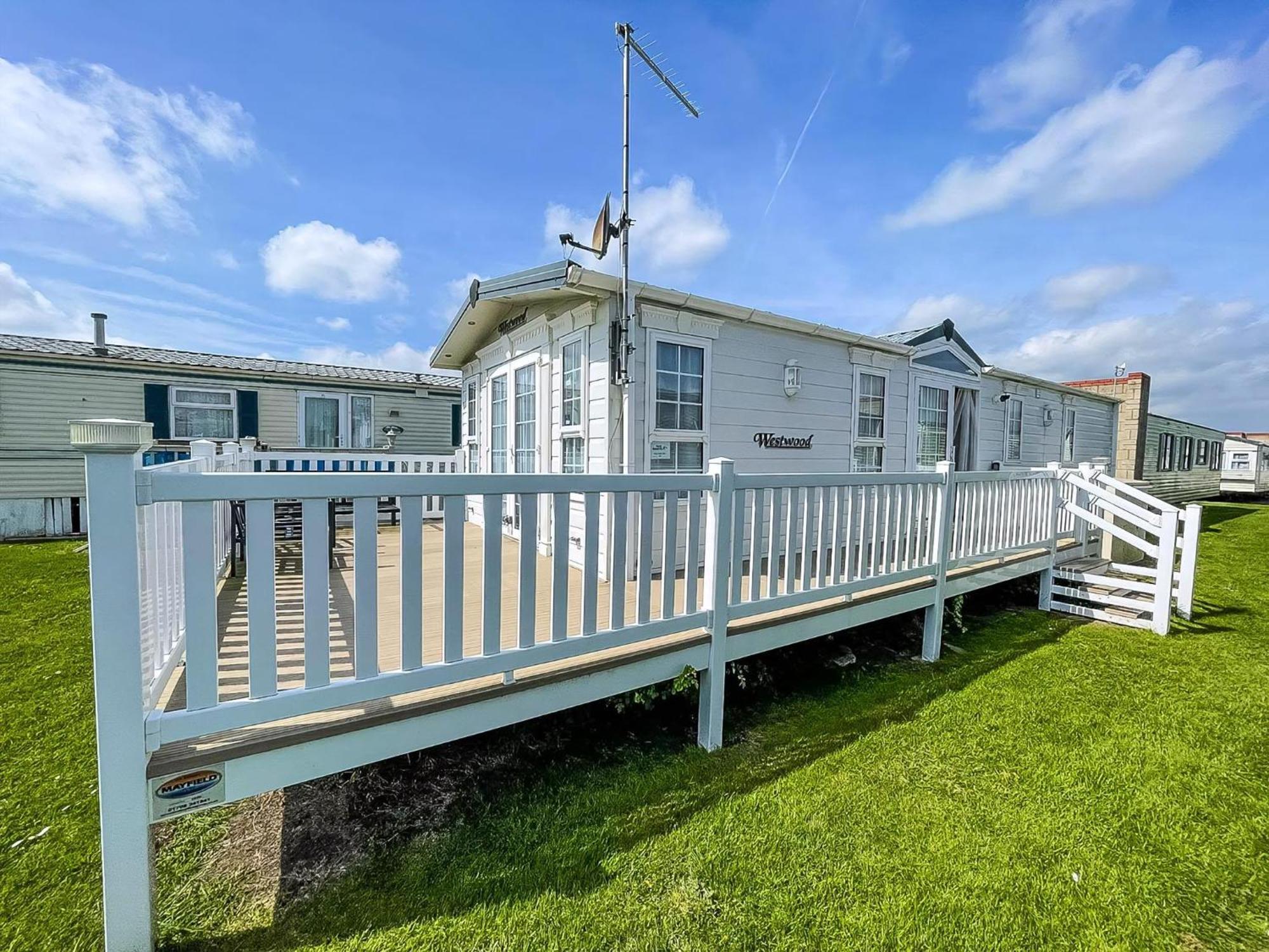 Lovely Caravan With Large Decking At Naze Marine Holiday Park Ref 17306Br Walton-on-the-Naze Exterior foto