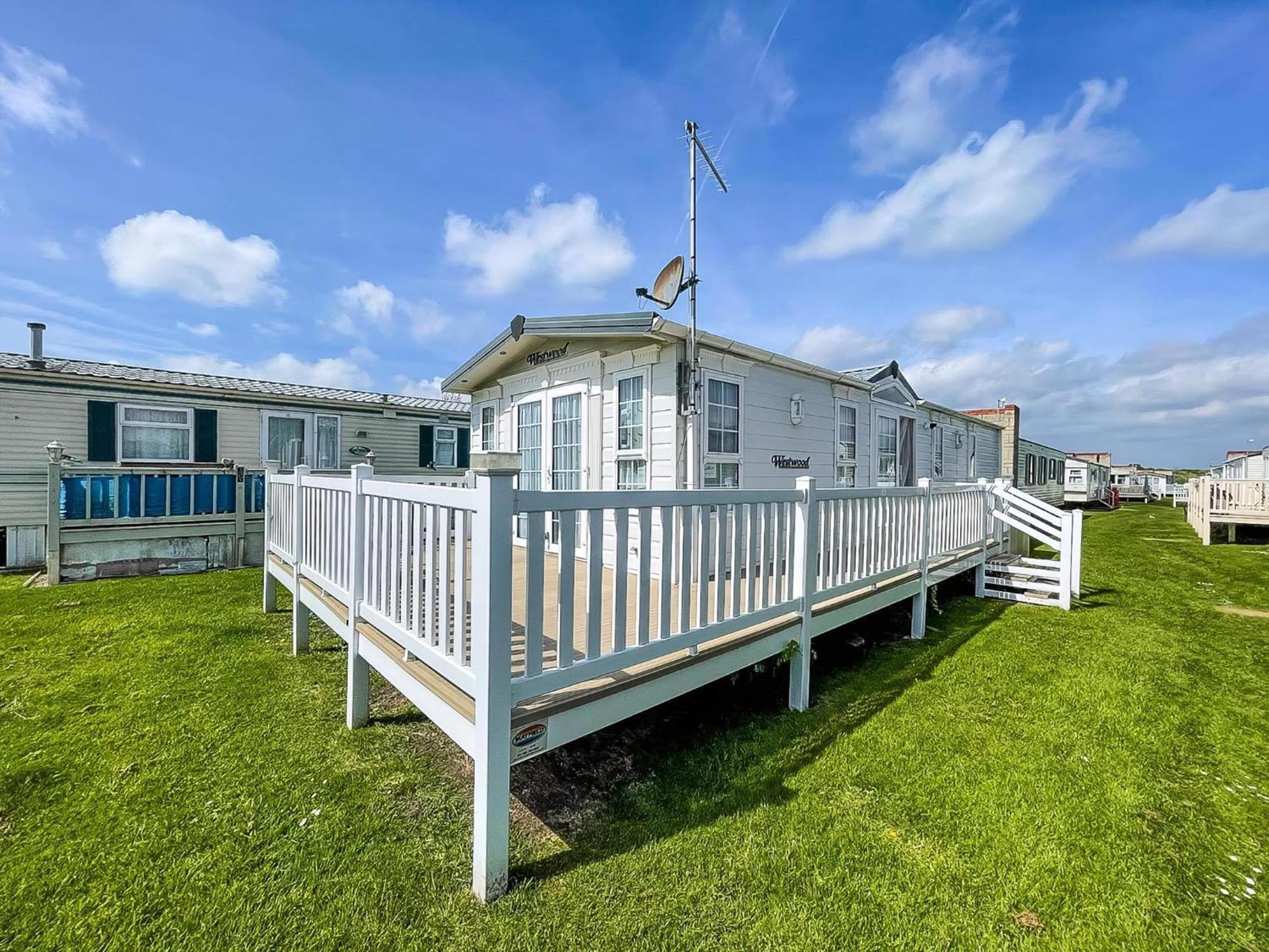 Lovely Caravan With Large Decking At Naze Marine Holiday Park Ref 17306Br Walton-on-the-Naze Exterior foto